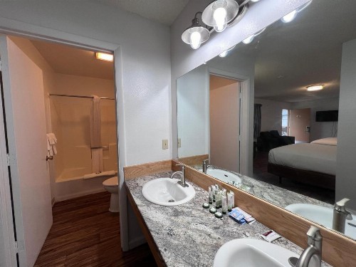 Sunrise Motor Inn - image 31