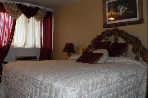 Buffalo Bill's Antlers Inn - image 3