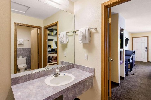 Rodeway Inn - image 11