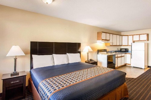 Rodeway Inn - image 13