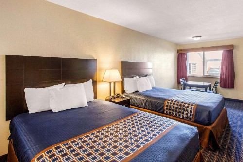 Rodeway Inn - image 18