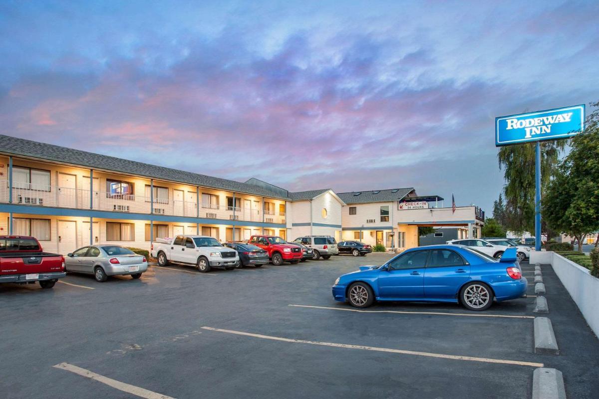 Rodeway Inn - image 2