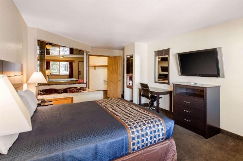 Rodeway Inn - image 20