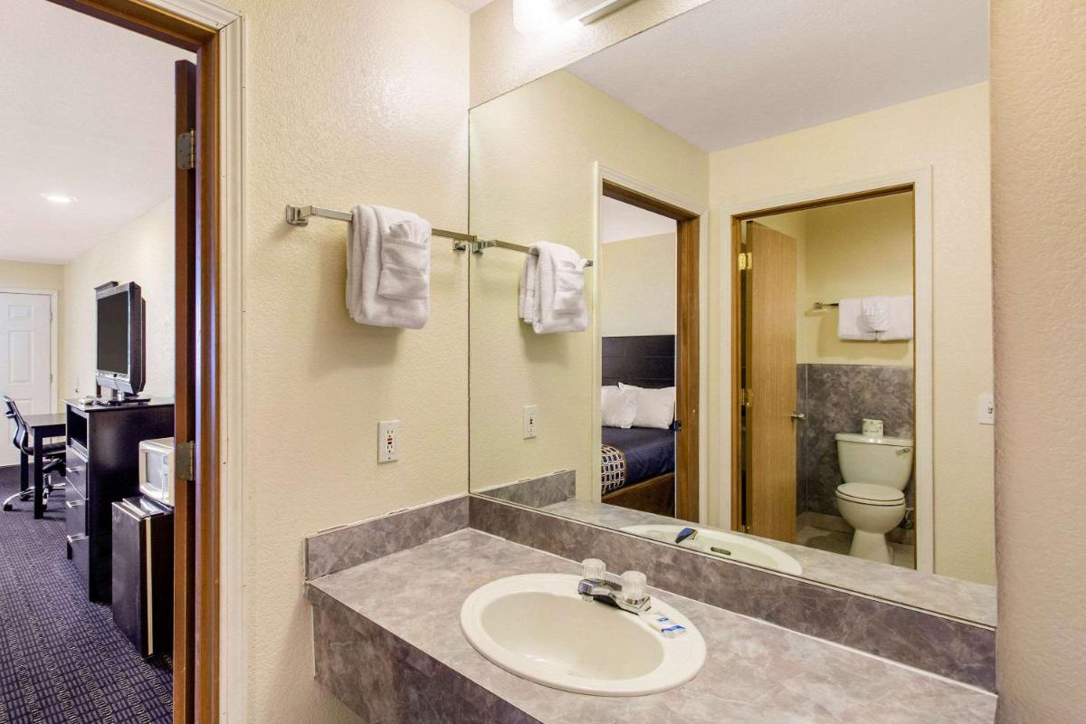 Rodeway Inn - image 7