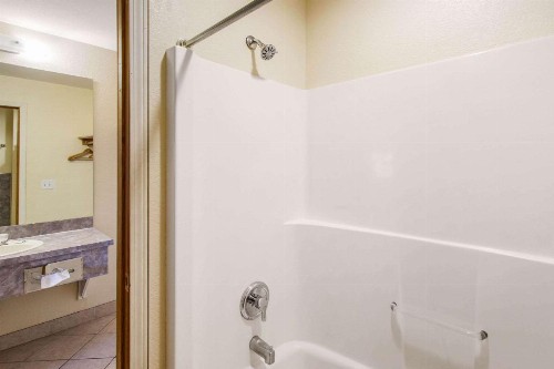 Rodeway Inn - image 8