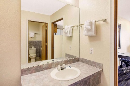 Rodeway Inn - image 9