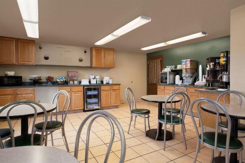 Super 8 by Wyndham Coeur d'Alene - image 10