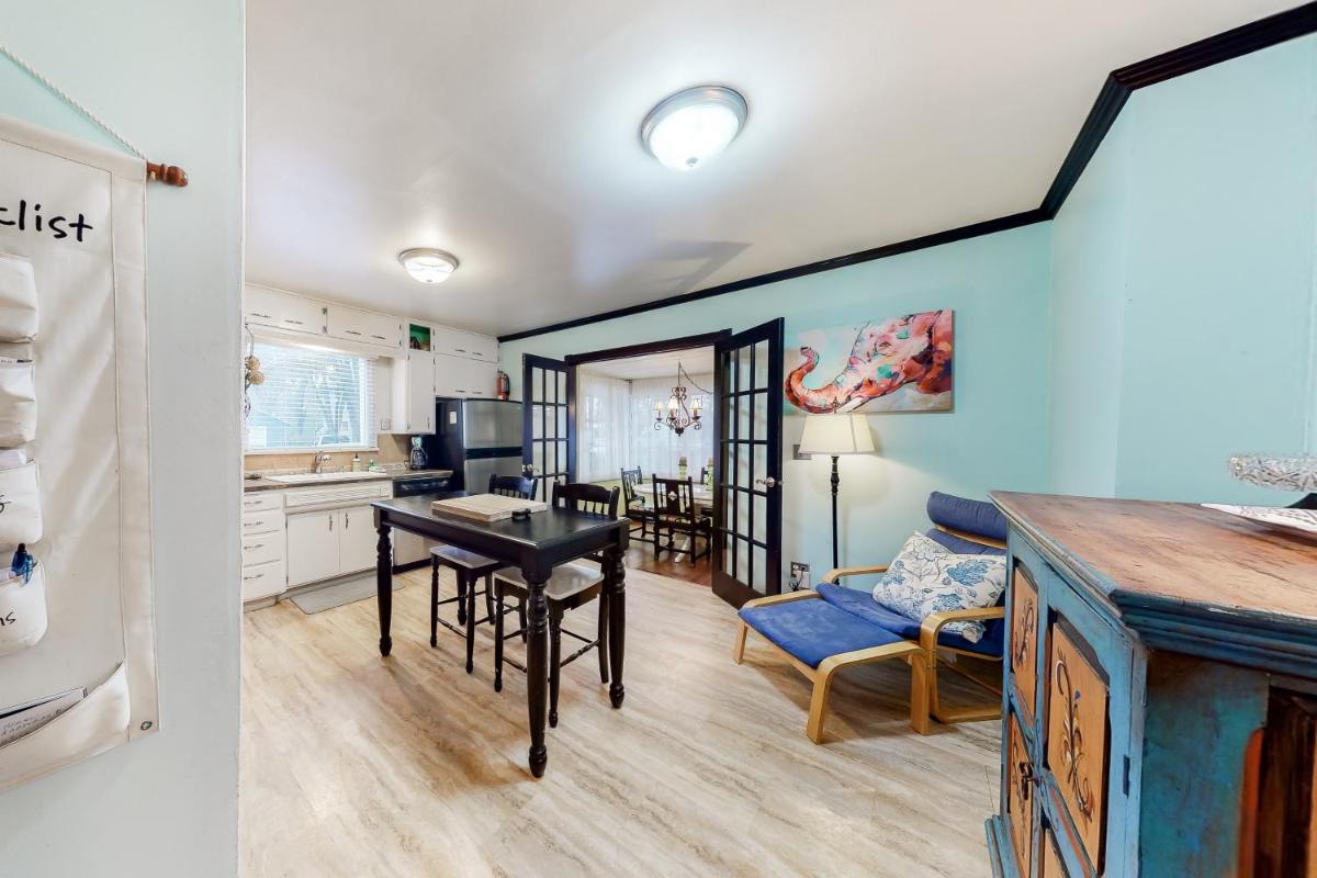 Charming Coeur d'Alene Vintage Family Cottage - image 6