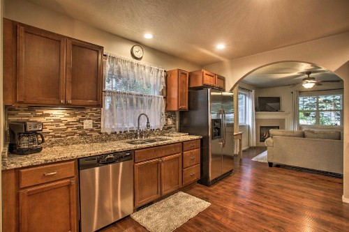 Charming Coeur d'Alene Abode - Steps to Tubbs Hill! - image 9