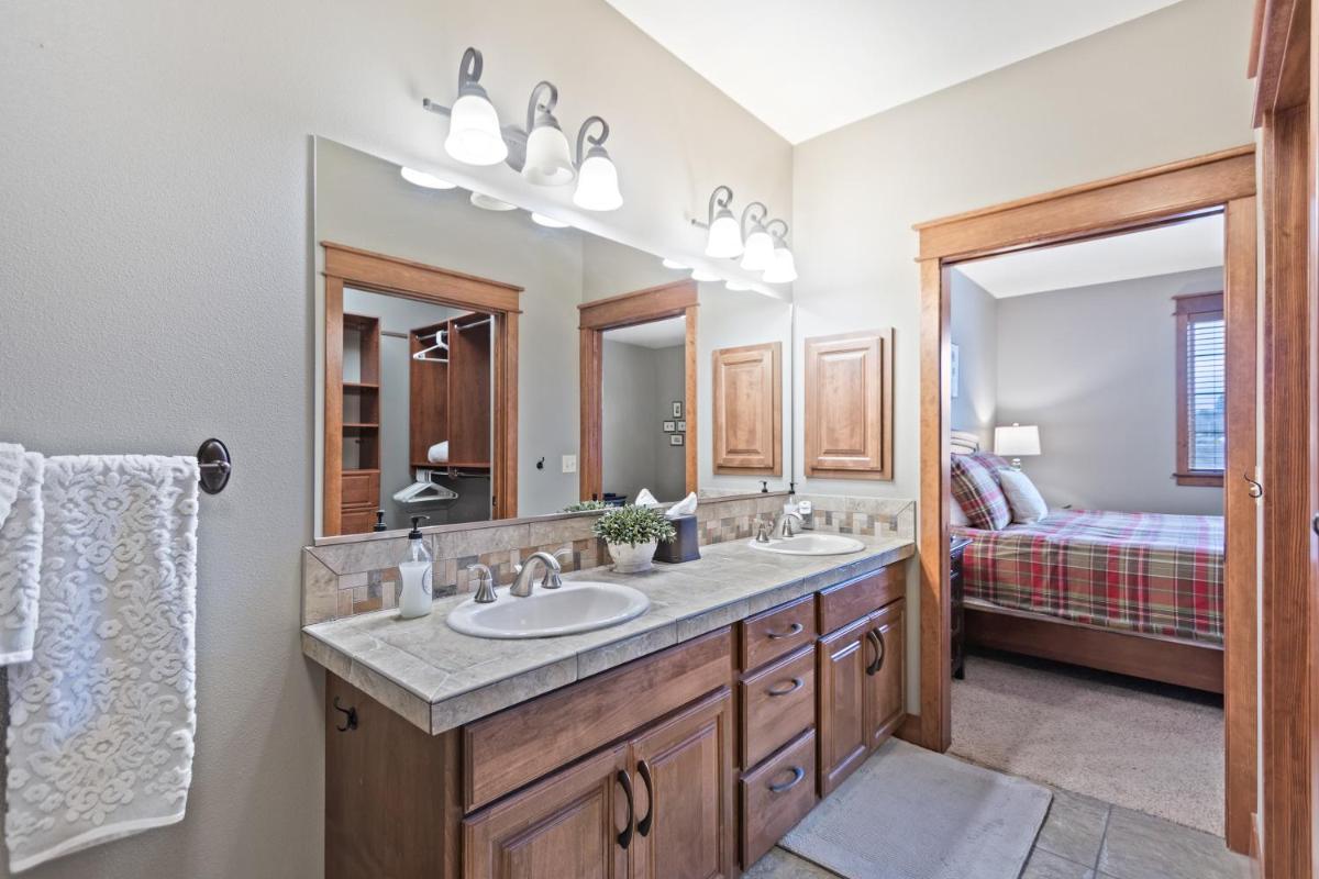 Fabulous Riverstone Retreat - image 3