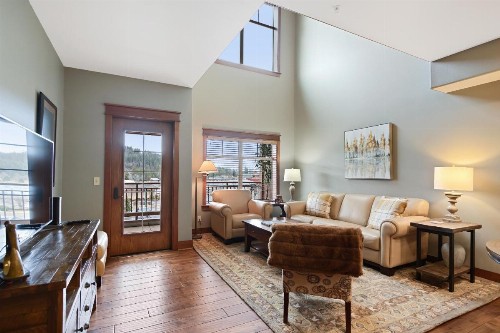 Fabulous Riverstone Retreat - image 7
