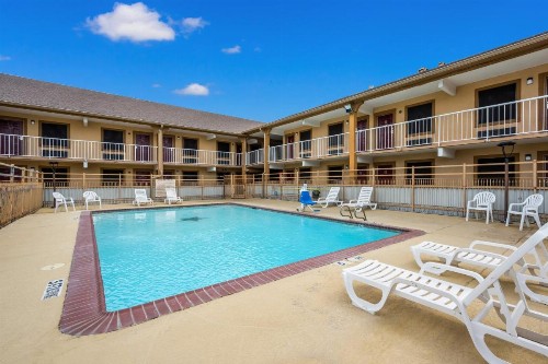 Manor Inn College Station - image 23