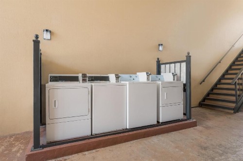 Manor Inn College Station - image 36
