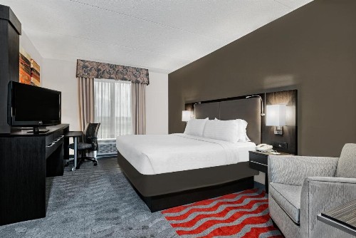 Holiday Inn & Suites College Station-Aggieland an IHG Hotel - image 2