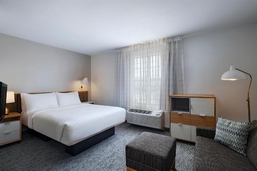 TownePlace Suites by Marriott College Station - image 20