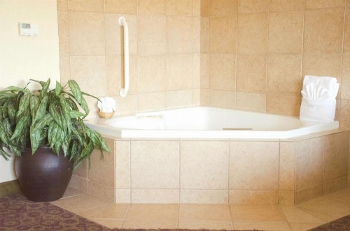 Hampton Inn & Suites College Station - image 16