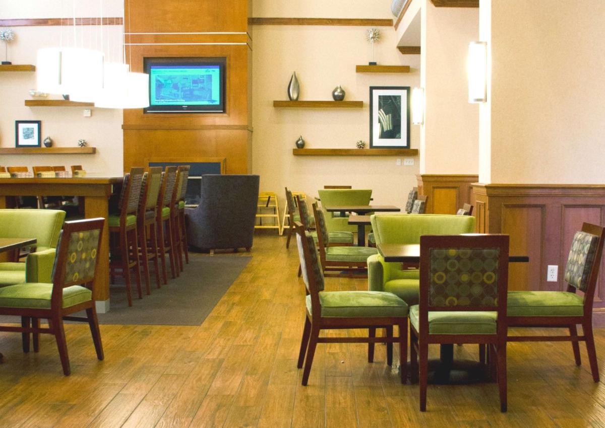 Hampton Inn & Suites College Station - image 3