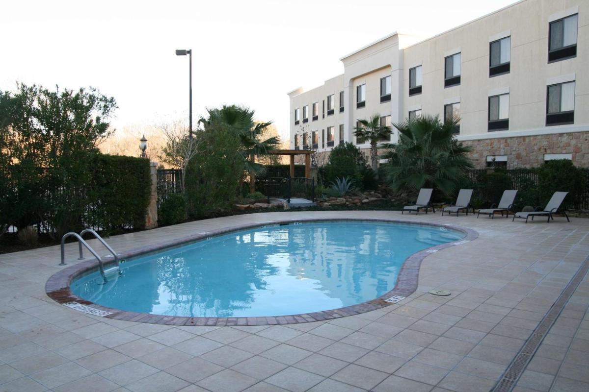 Hampton Inn & Suites College Station - image 7