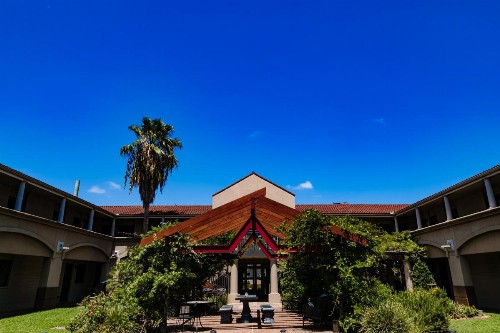 Vineyard Court Designer Suites Hotel - image 1