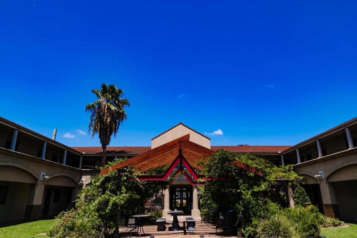 Vineyard Court Designer Suites Hotel - main image