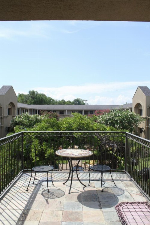 Vineyard Court Designer Suites Hotel - image 10