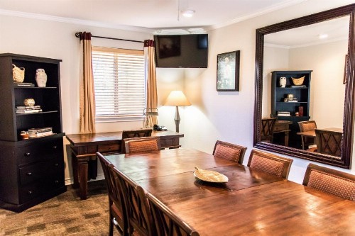 Vineyard Court Designer Suites Hotel - image 12