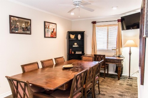 Vineyard Court Designer Suites Hotel - image 14