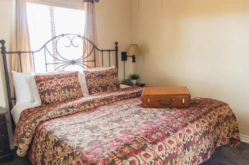Vineyard Court Designer Suites Hotel - image 15
