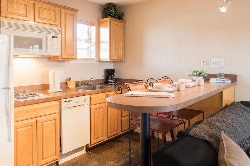 Vineyard Court Designer Suites Hotel - image 17