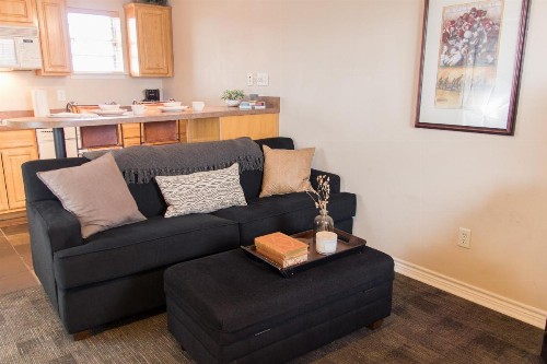 Vineyard Court Designer Suites Hotel - image 18