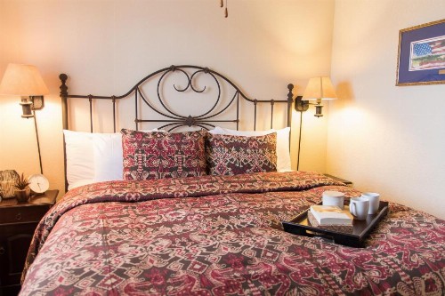 Vineyard Court Designer Suites Hotel - image 19