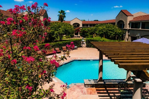 Vineyard Court Designer Suites Hotel - image 2