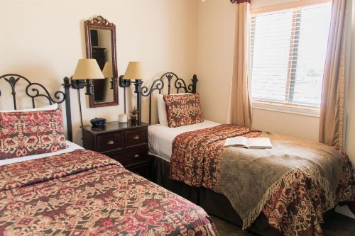 Vineyard Court Designer Suites Hotel - image 32