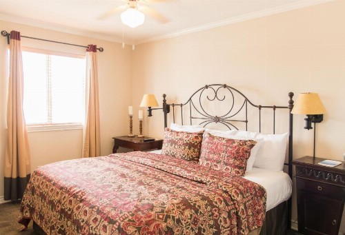 Vineyard Court Designer Suites Hotel - image 34