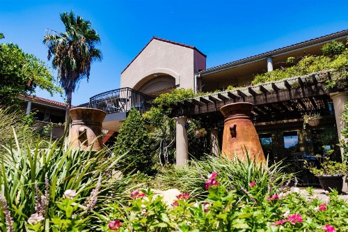 Vineyard Court Designer Suites Hotel - image 4