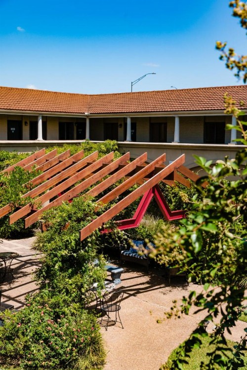 Vineyard Court Designer Suites Hotel - image 6