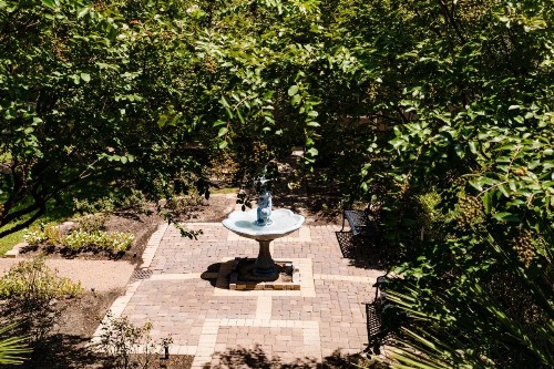 Vineyard Court Designer Suites Hotel - image 7