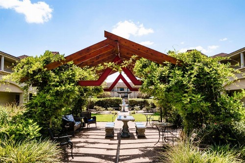 Vineyard Court Designer Suites Hotel - image 9
