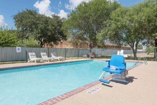 Days Inn by Wyndham Bryan College Station - image 5