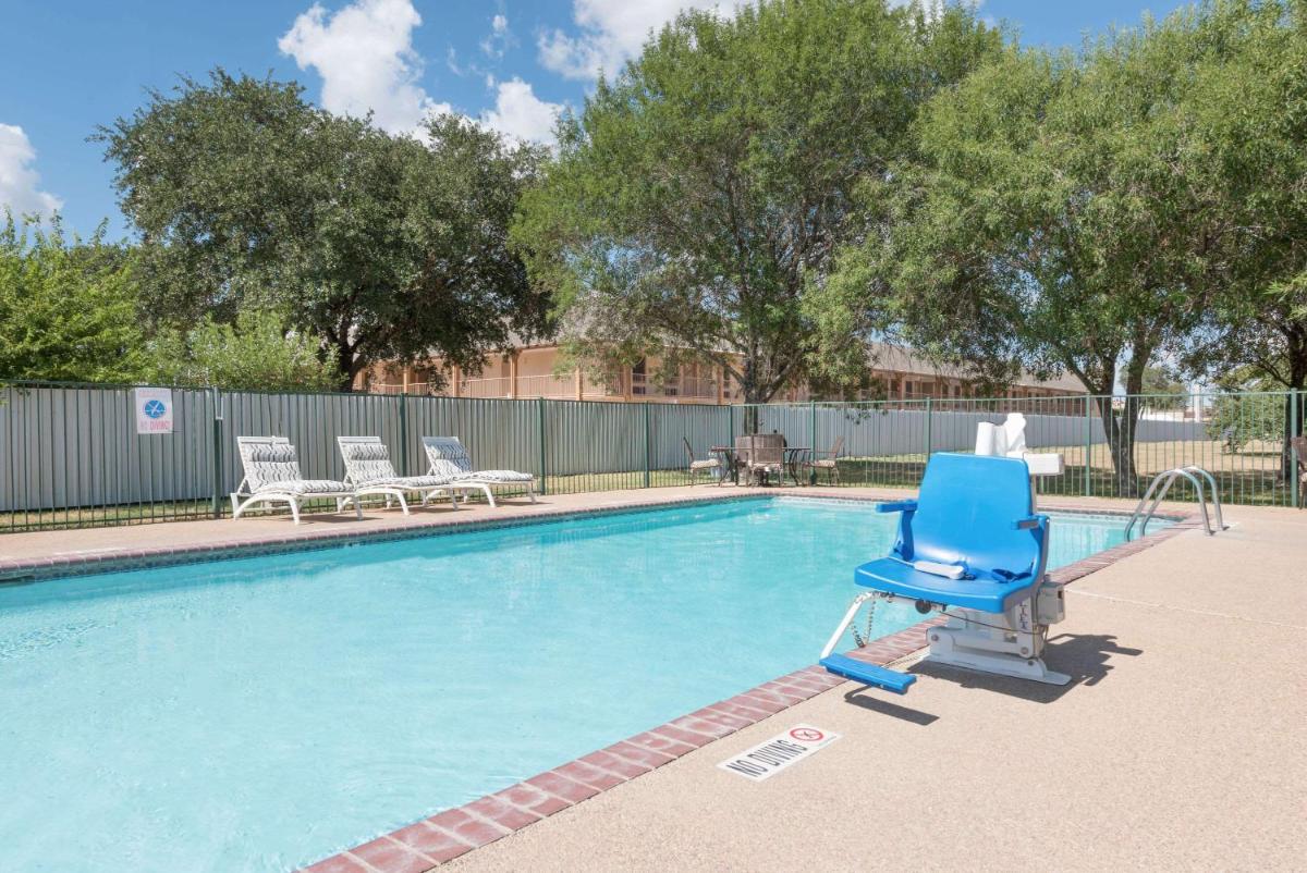 Days Inn by Wyndham Bryan College Station - image 5