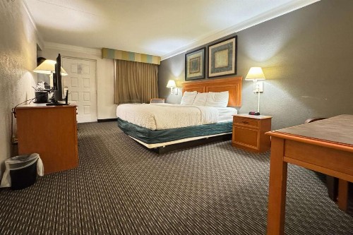 La Quinta Inn by Wyndham College Station - image 11