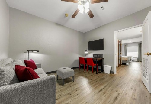 Hawthorn Suites by Wyndham College Station - image 10