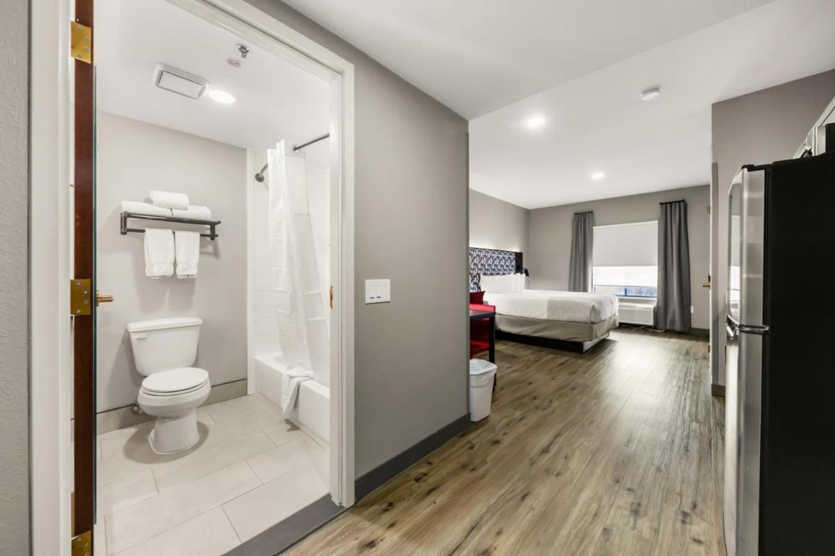 Hawthorn Suites by Wyndham College Station - image 3