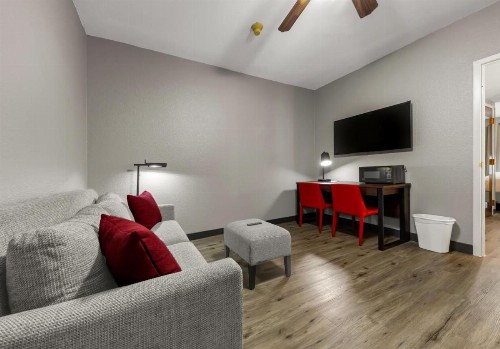 Hawthorn Suites by Wyndham College Station - image 32