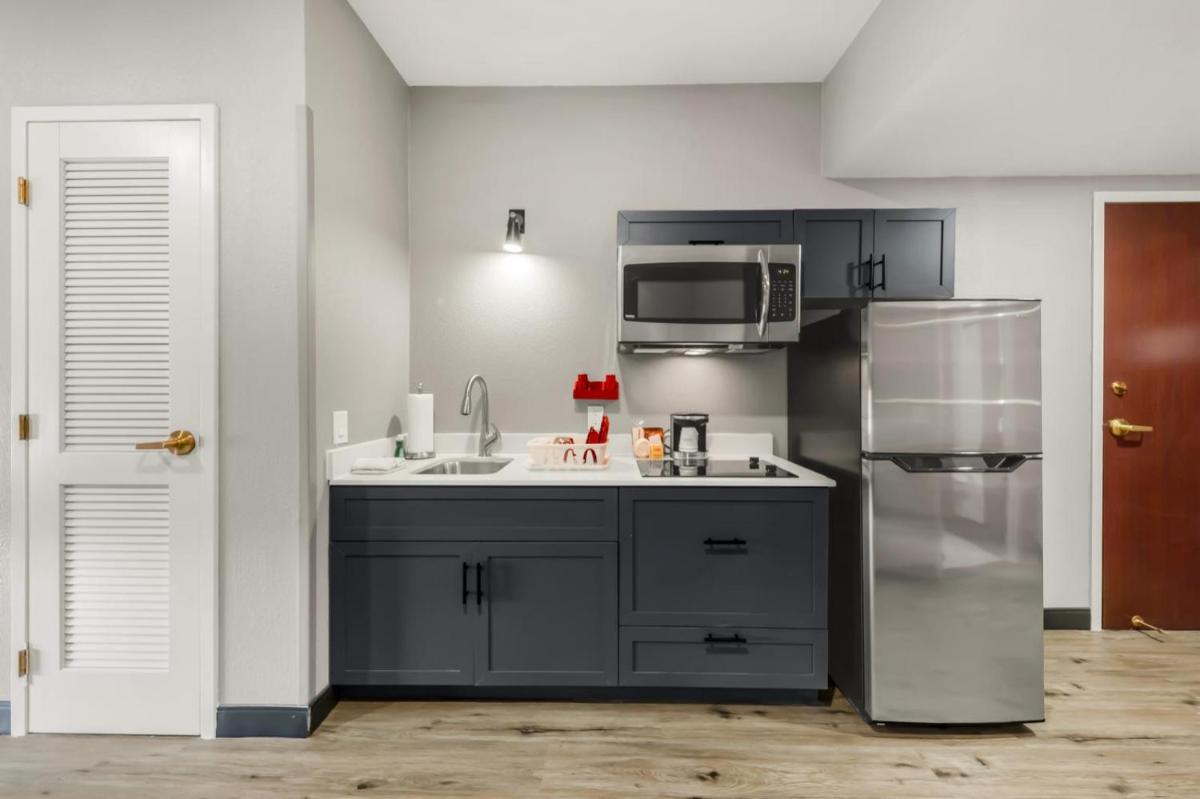 Hawthorn Suites by Wyndham College Station - image 4