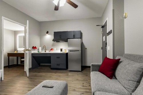 Hawthorn Suites by Wyndham College Station - image 8