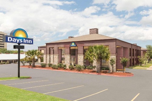 Days Inn by Wyndham College Station University Drive - image 1
