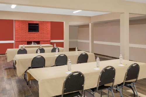 Days Inn by Wyndham College Station University Drive - image 11
