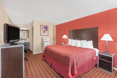 Days Inn by Wyndham College Station University Drive - image 15