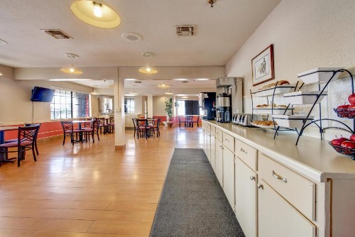 Days Inn by Wyndham College Station University Drive - image 16